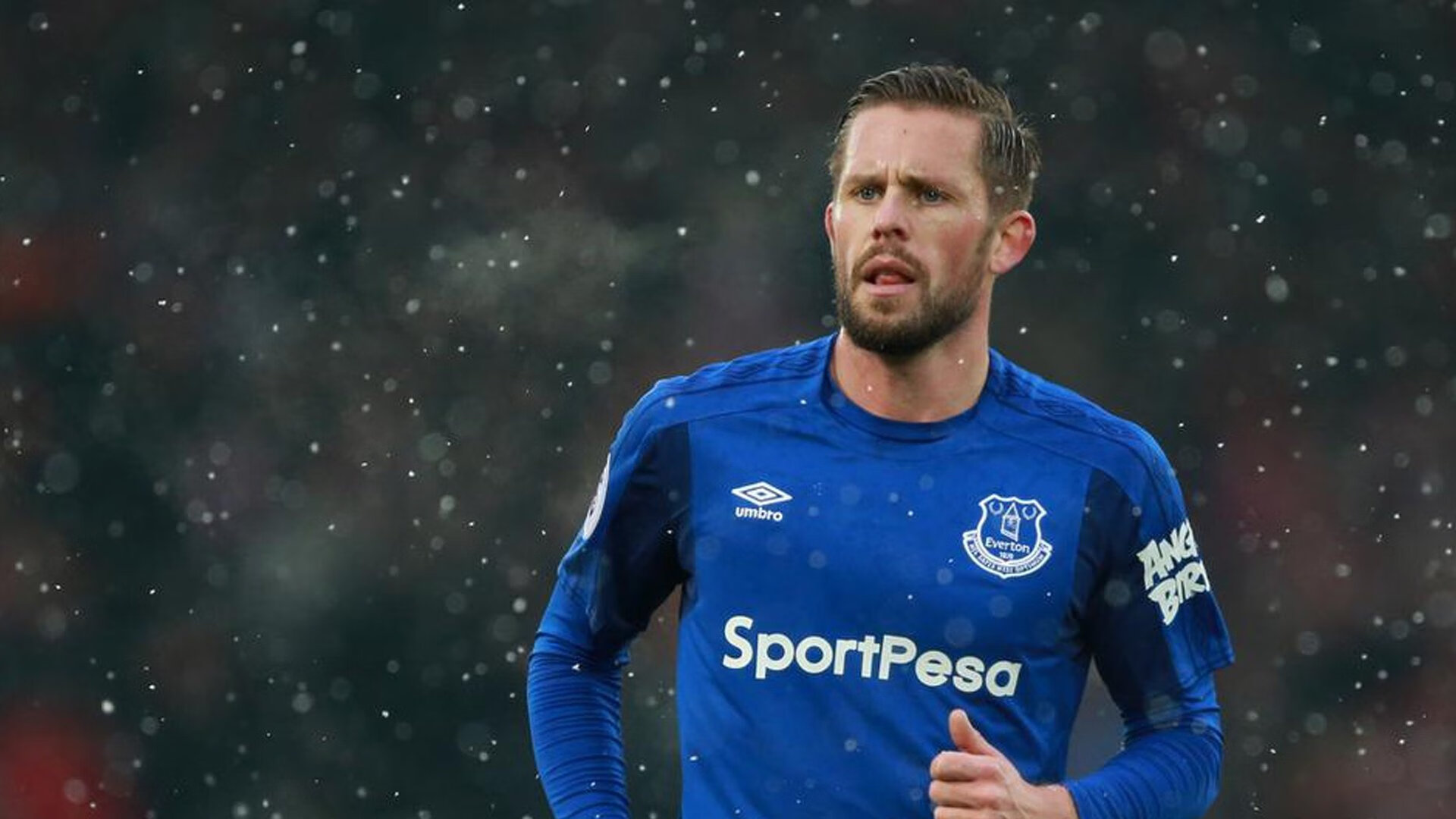 水上障碍跑竞速赛 选手踩浮板与充气岛在水面狂奔